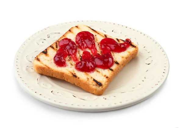 Pan tostado con mermelada en plato, aislado sobre blanco — Foto de Stock