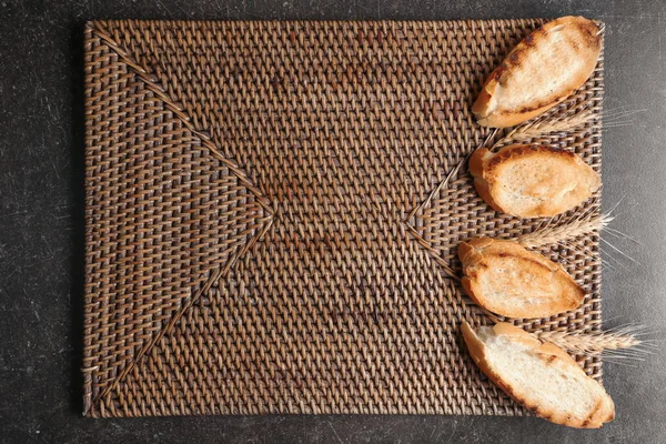 柳条垫子上的美味烤面包 — 图库照片