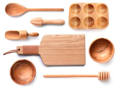 Ahşap mutfak gereçleri beyaz arka plan üzerinde kümesi