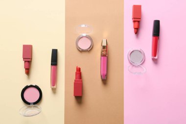 Renkli arka planda dekoratif kozmetik seti