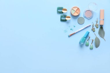 Renk arkaplanındaki dekoratif kozmetik ve aksesuarlar