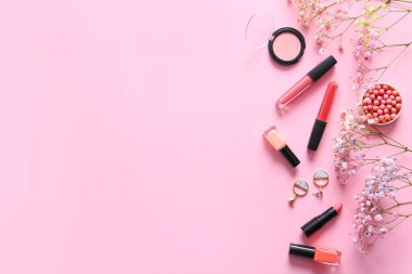 Renk arka planda dekoratif kozmetik, çiçek ve aksesuar seti