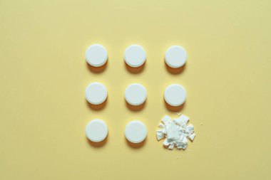 Renk arkaplanında çok hap