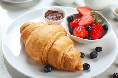 Lezzetli kruvasan, böğürtlenli ve çikolatalı