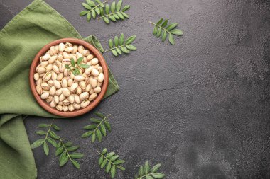 Koyu fındıklı ve fıstıklı bir tabak.