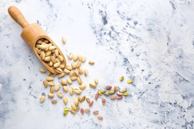 Beyaz arka planda lezzetli fıstıklı kepçe