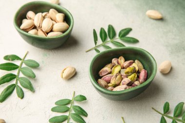 Hafif arka planda fıstıklı fındıklı kaseler