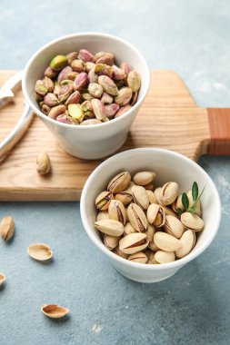 Renkli fıstıklı fındıklı kaseler