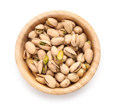 Beyaz zemin üzerine lezzetli fıstık fındık ile kase