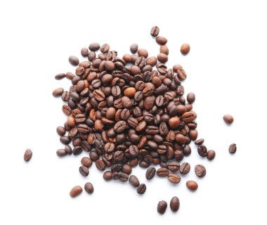 Beyaz arka planda kahve çekirdeği yığını