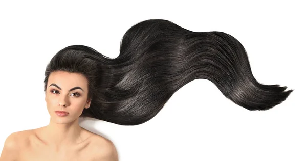 Retrato de una hermosa joven con cabello largo y saludable sobre fondo blanco —  Fotos de Stock