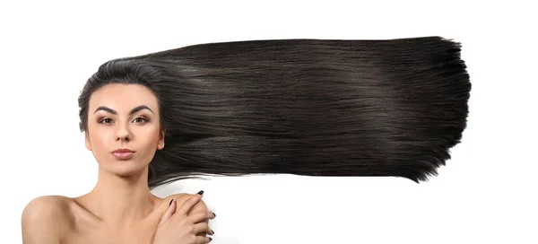 Retrato de bela jovem com cabelos longos saudáveis no fundo branco — Fotografia de Stock