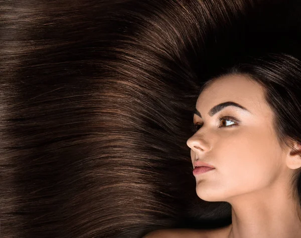 Ritratto di bella giovane donna con capelli lunghi e sani — Foto Stock