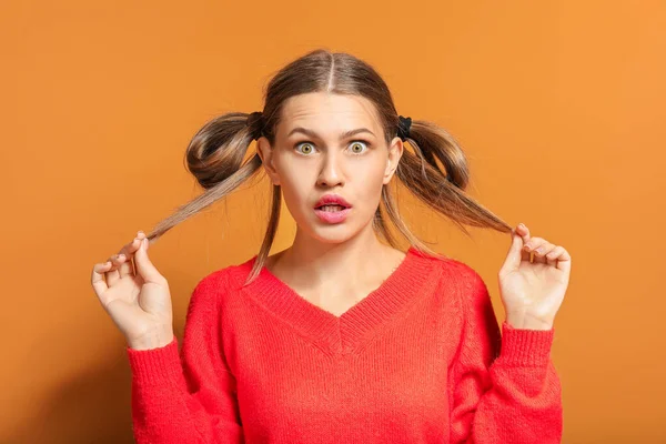 Mujer joven sorprendida sobre fondo de color —  Fotos de Stock