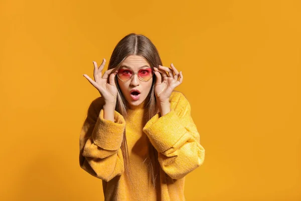 Surprised young woman on color background — Stock Photo, Image