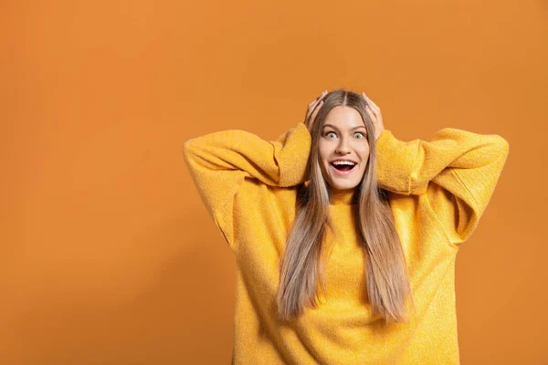 Surprised young woman on color background — Stock Photo, Image