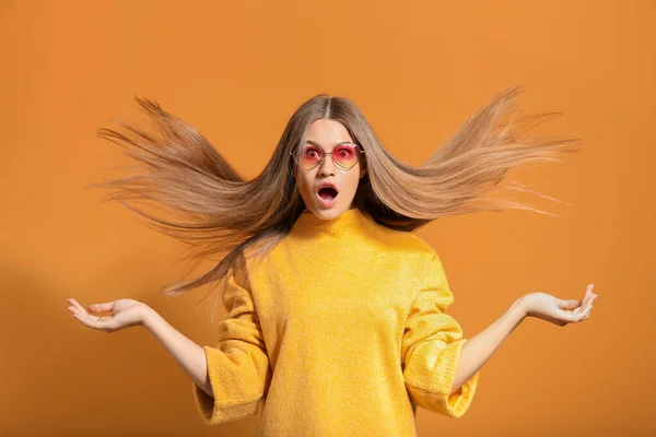 Surprised young woman on color background — Stock Photo, Image