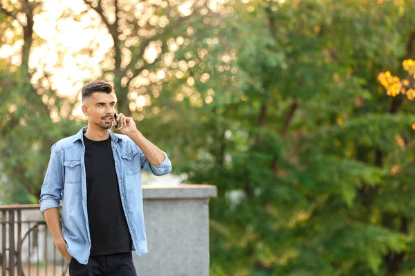 Портрет красивого бизнесмена, разговаривающего по телефону на открытом воздухе — стоковое фото