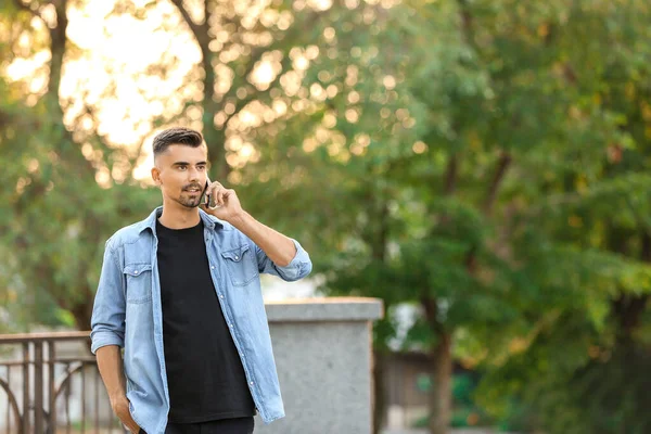 Retrato de hombre de negocios guapo hablando por teléfono al aire libre — Foto de Stock
