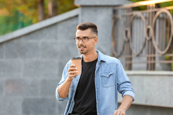 Портрет красивого бизнесмена с чашкой кофе на открытом воздухе — стоковое фото