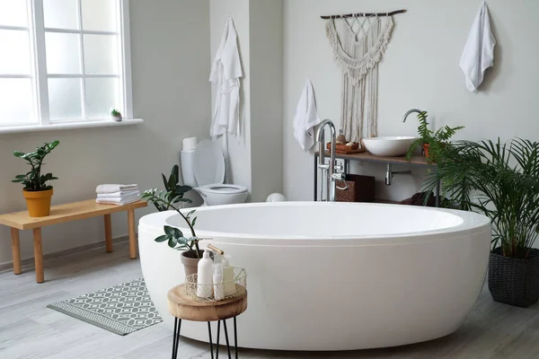 Интерьер современной удобной ванной комнаты — стоковое фото