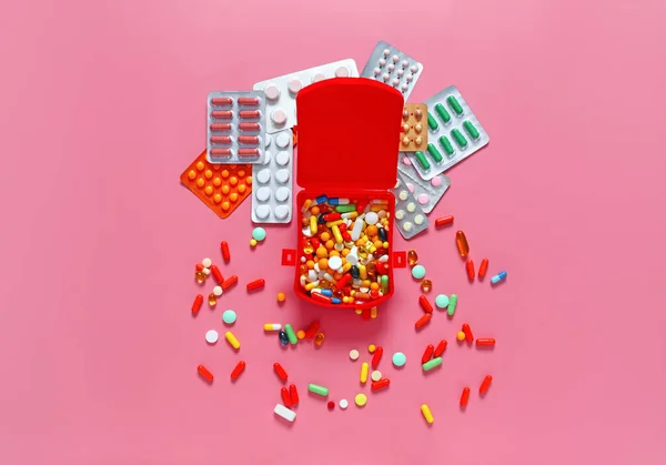 Muitas pílulas diferentes em fundo de cor — Fotografia de Stock
