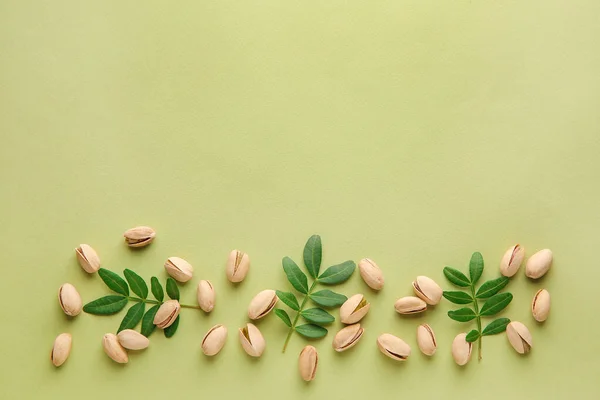 Tasty pistachio nuts on color background — Stock Photo, Image