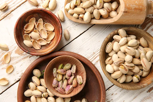 Tasty pistachio nuts on table — Stock Photo, Image