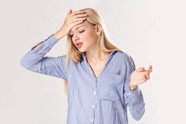 Hafif arka planda stresli genç bir kadın