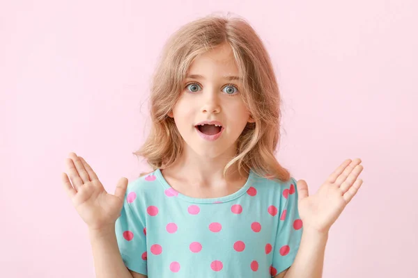 Surprised little girl on color background — Stock Photo, Image