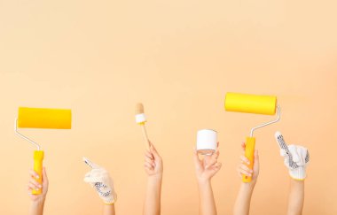 Renk arkaplanında ressam araçları olan kadın elleri