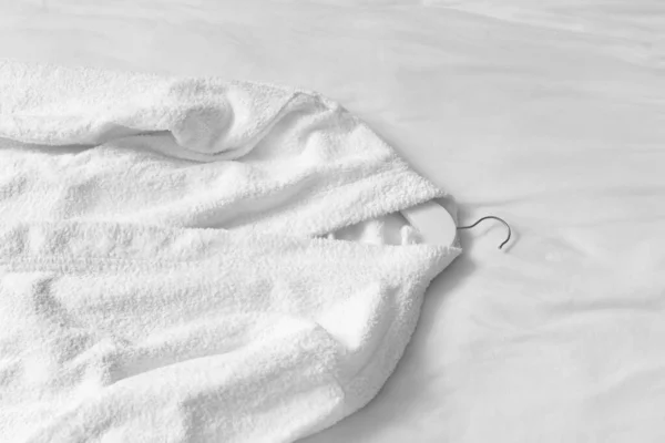 Miękki czysty szlafrok na łóżku — Zdjęcie stockowe