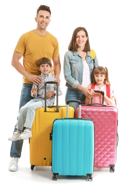 Famille heureuse avec valises isolées sur blanc — Photo