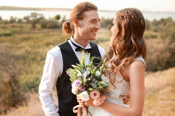 Casal feliz celebrando seu casamento ao ar livre — Fotografia de Stock