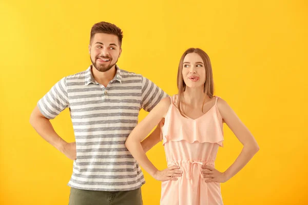 Ritratto di divertente giovane coppia su sfondo a colori — Foto Stock