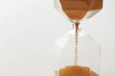 Işık arkaplanda kristal kum saati, yakın plan