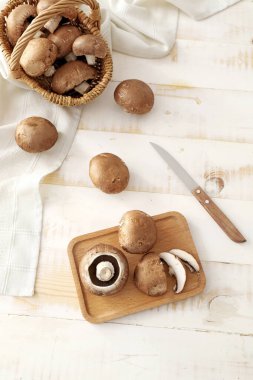 Masada taze şampiyon mantarlı kompozisyon