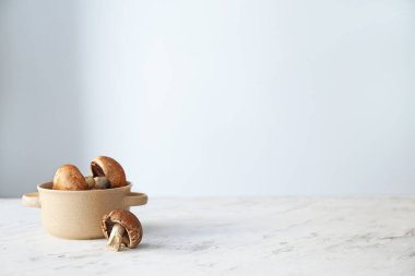 Masada taze şampiyon mantarı.