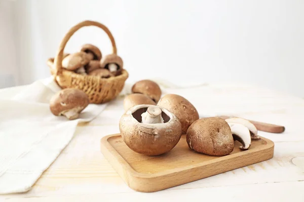 Champignons frais sur la table — Photo