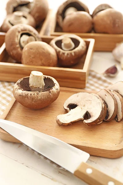 Champignons frais sur la table — Photo