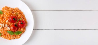 Ahşap masada leziz risotto tabağı ve metin için yer var.