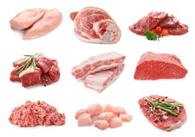 Beyaz arkaplanda farklı çiğ et ile ayarlandı