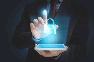 Tablet bilgisayarlı bir işadamı veri erişimi için parmak izi koruması kullanıyor