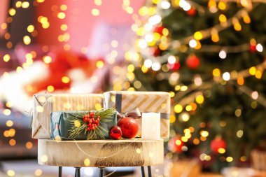 Odada masada Güzel Noel hediye kutuları