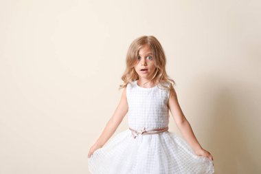 Hafif arka planda sürpriz küçük kız