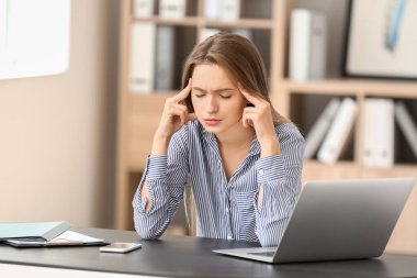 Ofisteki stresli genç bayan.