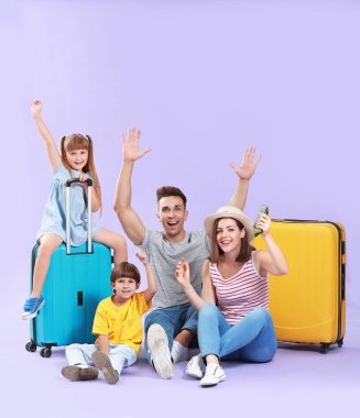 Arka planda bavulu olan mutlu aile