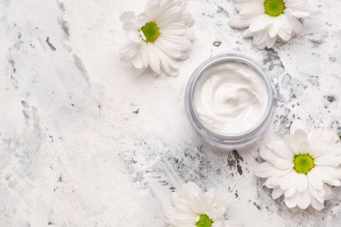 Beyaz arka plan üzerinde kozmetik krem kavanoz