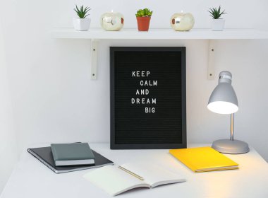 İş yerinde kapalı alanda motivasyon cümlesine sahip yönetim kurulu