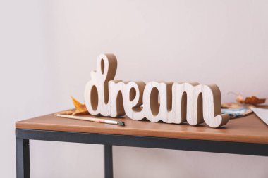 İçerideki ressamların işyeri hakkında rüya gör.